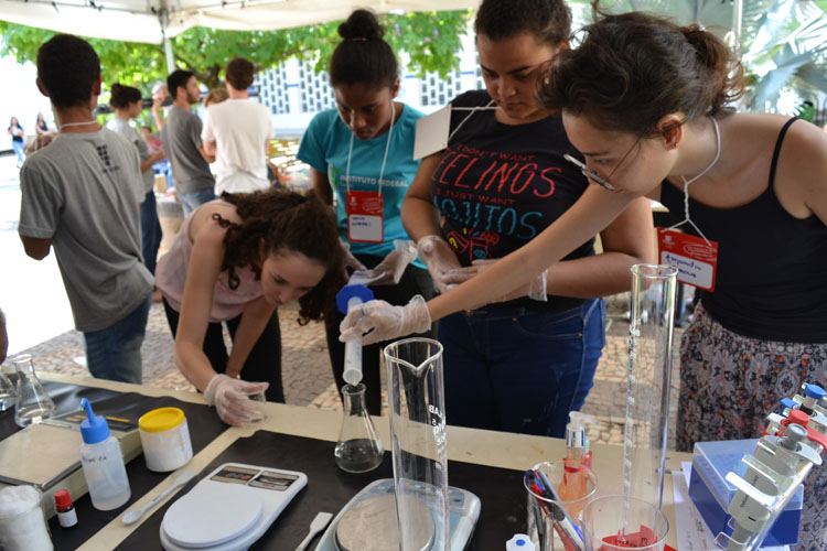 Participantes fazem álcool em gel durante oficina na 3ª Secitec do Câmpus Goiânia